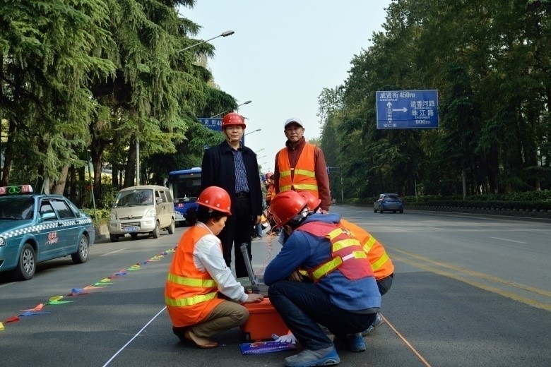 采用陆地声纳新技术检测城市道路下的脱空情况。本文图片由 交通运输部职业资格中心 提供.jpg